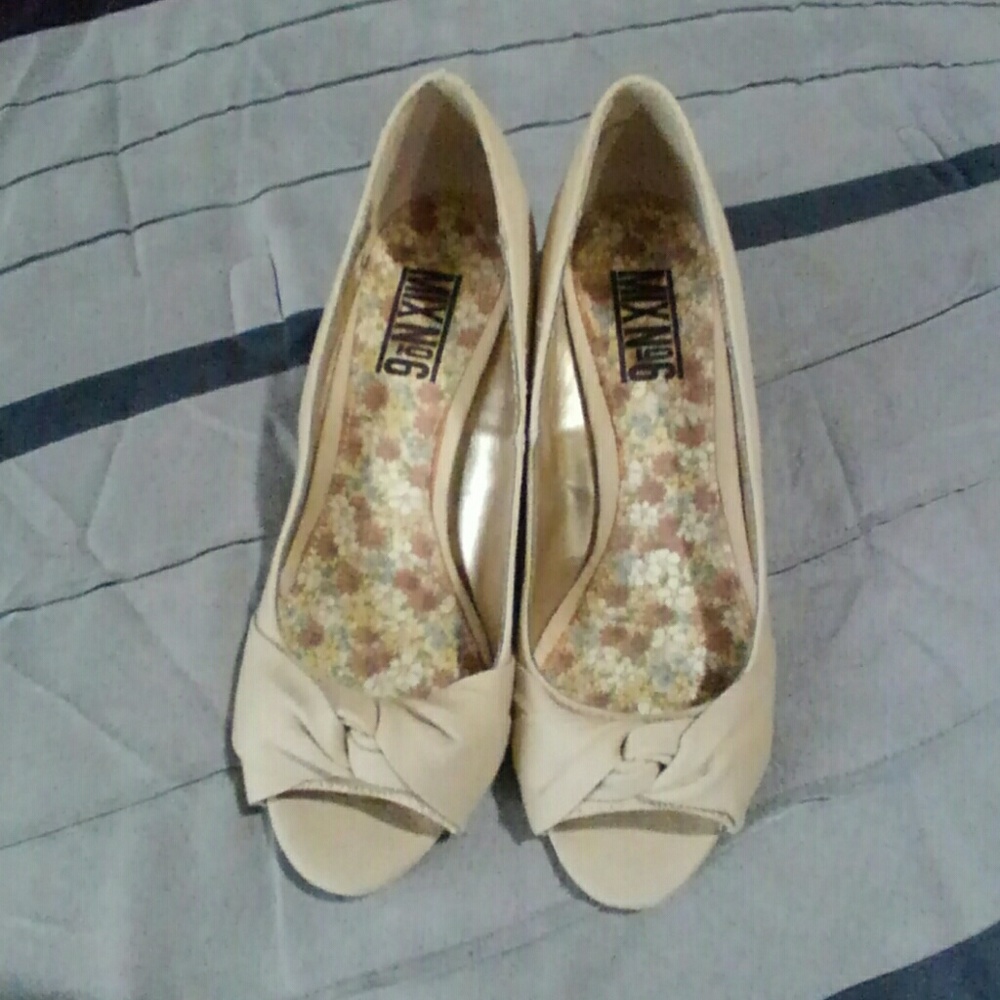 New Mix No. 6 Bianca Wedge Pumps Size 5.5